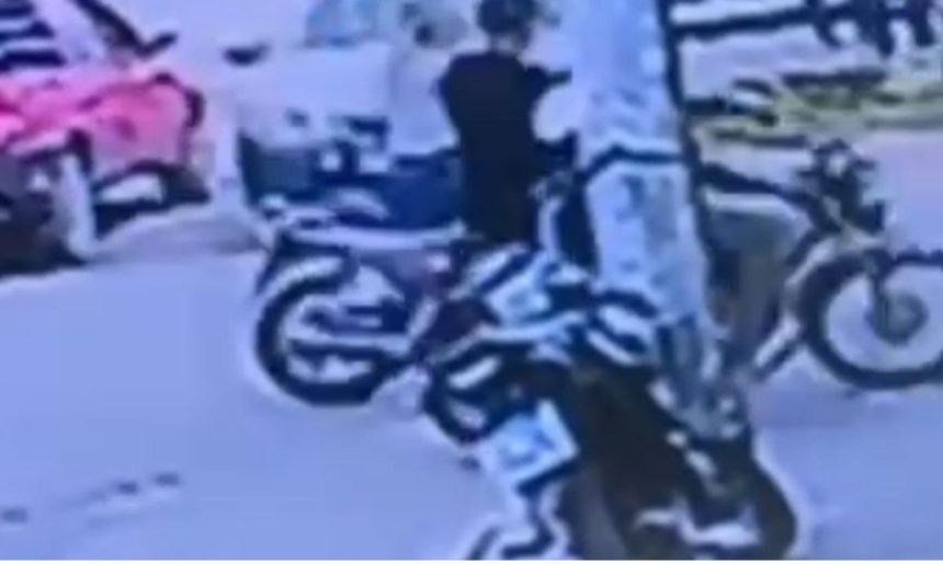 Dois homens em motocicleta Bros em cena de assalto a funcionária do Bradesco Expresso.