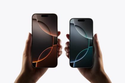 Duas mãos segurando iPhones com telas vibrantes em tons de laranja e verde-azulado, em fundo branco.