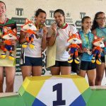 Dupla de beach tennis do Amazonas celebra a medalha de ouro no JUBs Praia 2025.