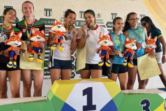 Dupla de beach tennis do Amazonas celebra a medalha de ouro no JUBs Praia 2025.