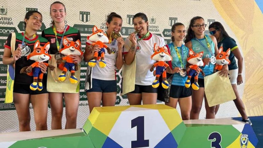 Dupla de beach tennis do Amazonas celebra a medalha de ouro no JUBs Praia 2025.