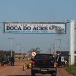 Entrada de Boca do Acre, com arco de boas-vindas e viatura da polícia militar