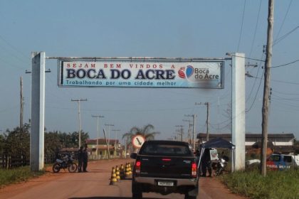 Entrada de Boca do Acre, com arco de boas-vindas e viatura da polícia militar