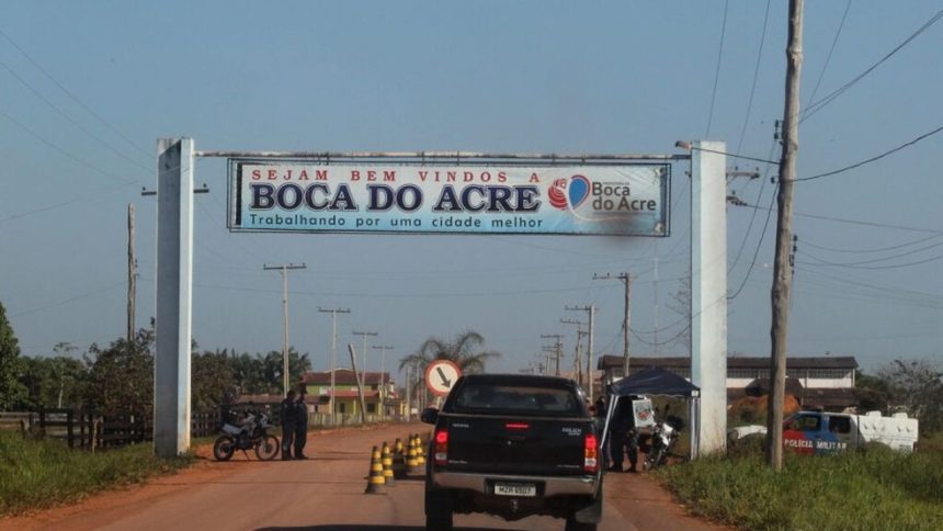 Entrada de Boca do Acre, com arco de boas-vindas e viatura da polĂcia militar