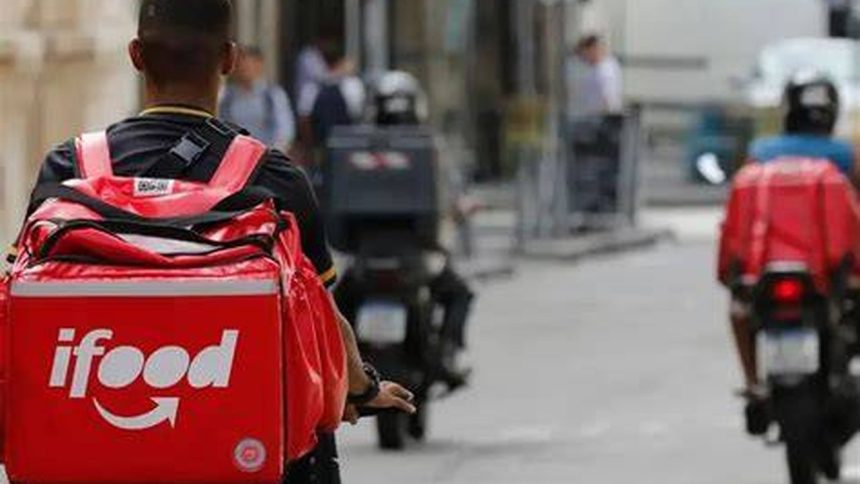 Entregador iFood em moto com mochila vermelha, representando oportunidades de emprego no Amazonas.