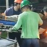 Equipe de resgate carregando caminhoneiro em maca.