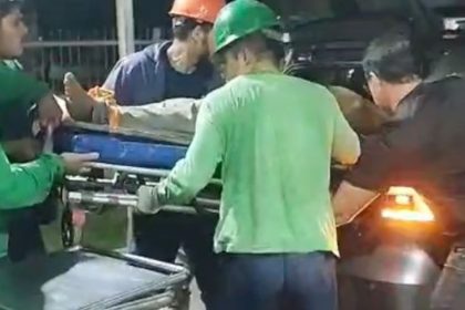 Equipe de resgate carregando caminhoneiro em maca.