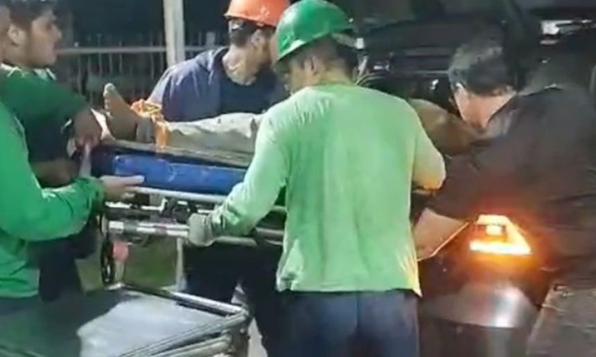 Equipe de resgate carregando caminhoneiro em maca.
