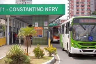 Estação de ônibus T1 Constantino Nery com ônibus em Manaus.