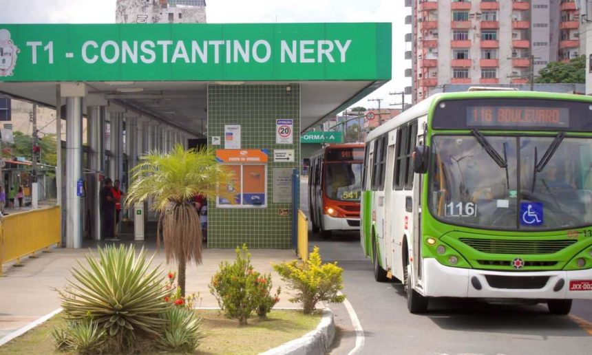 Estação de ônibus T1 Constantino Nery com ônibus em Manaus.