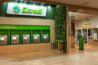 Fachada da agência Sicredi com caixas eletrônicos e área de atendimento em Manaus.