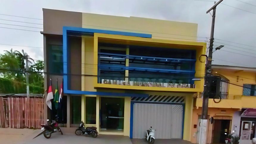 Fachada da Câmara Municipal de Coari, prédio com arquitetura moderna e bandeiras hasteadas.