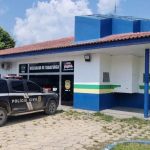 Fachada da Delegacia de Polícia Civil em Tabatinga, com viatura estacionada.