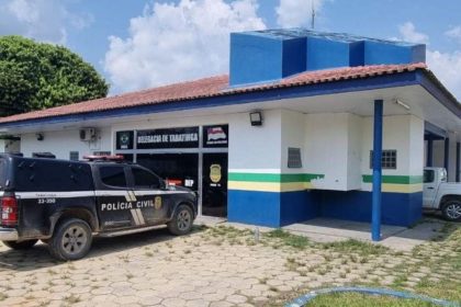 Fachada da Delegacia de Polícia Civil em Tabatinga, com viatura estacionada.