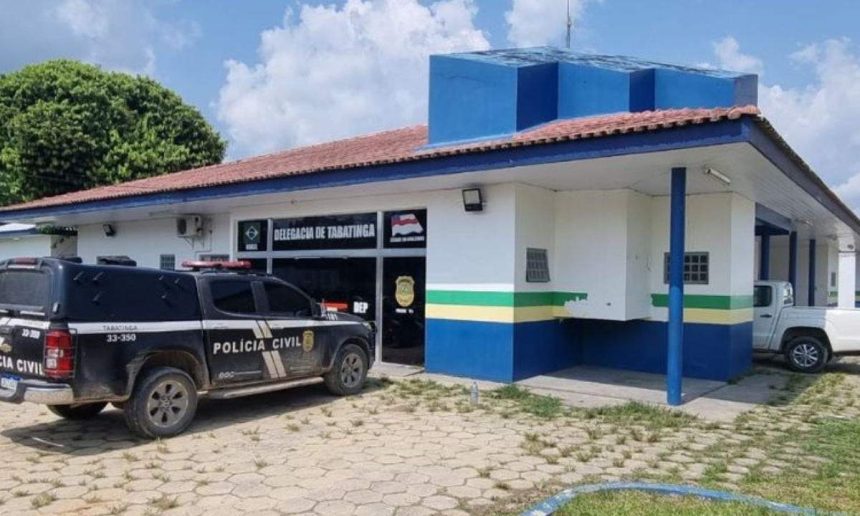 Fachada da Delegacia de Polícia Civil em Tabatinga, com viatura estacionada.