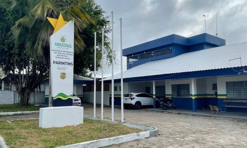 Fachada da Delegacia Integrativa de Polícia (DIP) em Parintins, Amazonas, com carros estacionados.