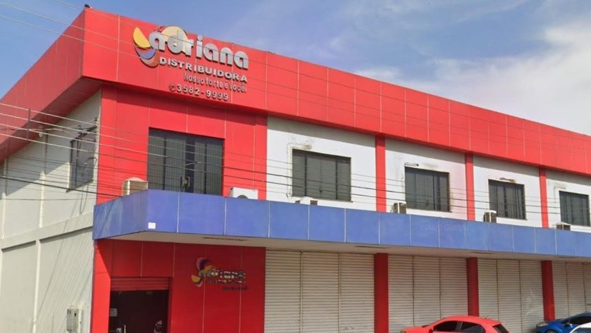 Fachada da distribuidora Adriane, com letreiro e cores vibrantes.