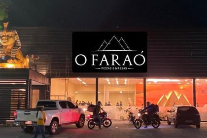 Fachada da pizzaria O Faraó, com estátua da esfinge e motos de entrega.