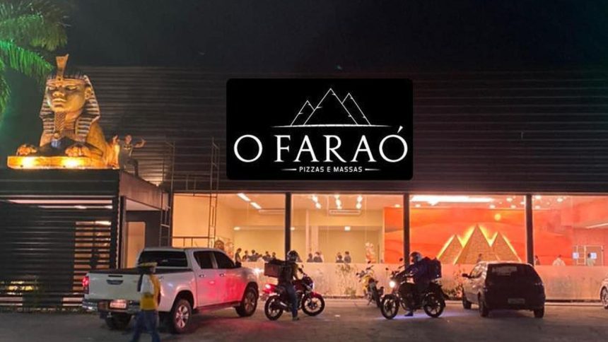 Fachada da pizzaria O Faraó, com estátua da esfinge e motos de entrega.