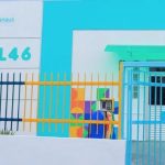 Fachada da Unidade Básica de Saúde (UBS) L 46 em Manaus, com detalhes em azul, amarelo e verde.
