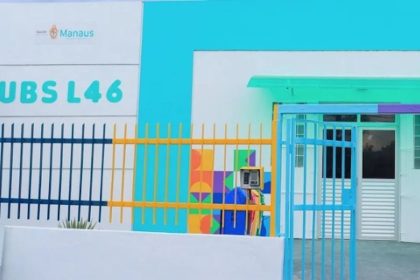 Fachada da Unidade Básica de Saúde (UBS) L 46 em Manaus, com detalhes em azul, amarelo e verde.