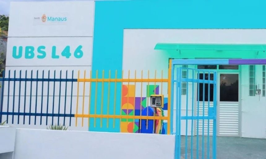 Fachada da Unidade Básica de Saúde (UBS) L 46 em Manaus, com detalhes em azul, amarelo e verde.