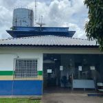 Fachada de delegacia da Polícia Civil do Amazonas, com céu nublado ao fundo.