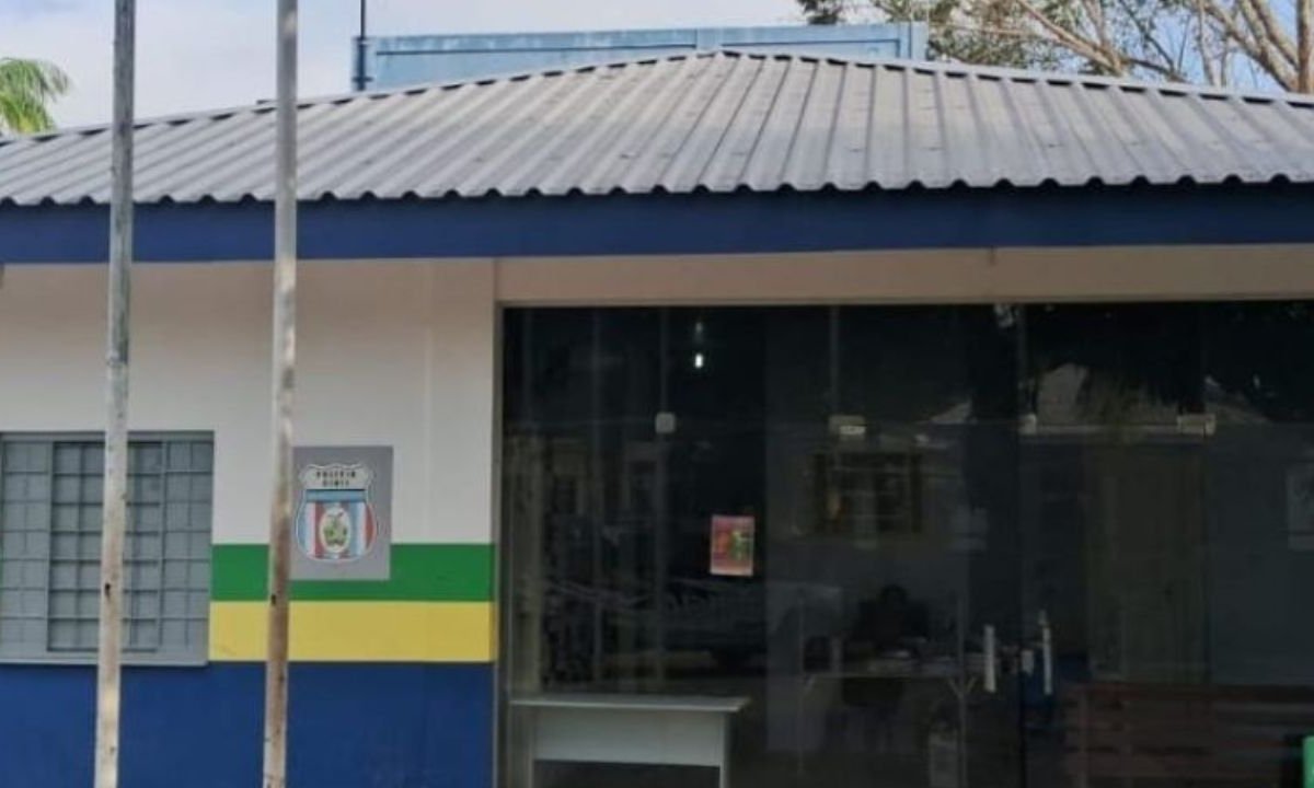 Fachada de delegacia em Carauari, Amazonas, onde homem foi preso por ameaçar a mãe