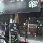 Fachada de loja 'Martin Cell' com letreiro e pessoas na rua.