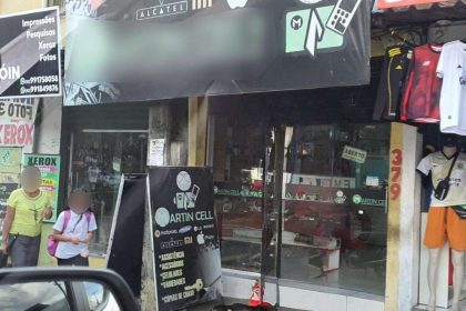 Fachada de loja 'Martin Cell' com letreiro e pessoas na rua.