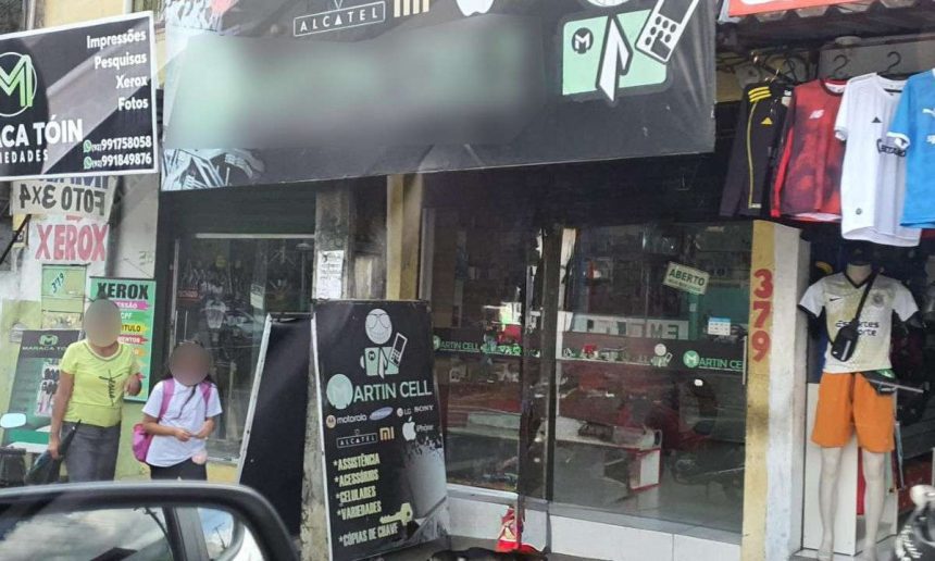 Fachada de loja 'Martin Cell' com letreiro e pessoas na rua.