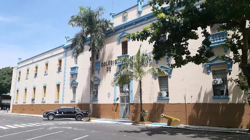 Fachada do Colégio Militar de Manaus em dia ensolarado, com carro e palmeiras.