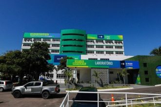 Fachada do Complexo Hospitalar Sul no Amazonas, com veÃculos estacionados e céu azul
