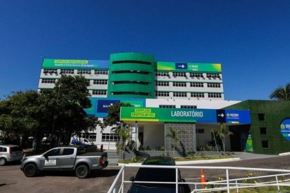 Fachada do Complexo Hospitalar Sul no Amazonas, com veículos estacionados e céu azul