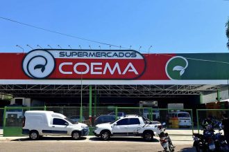 Fachada do Supermercados Coema com veÃculos estacionados.