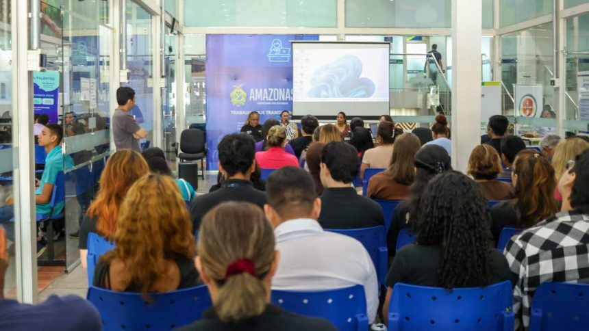 Feirão de Empregos no Sine com apresentação em tela para uma plateia atenta.