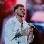 Ferrugem cantando em show em Manaus