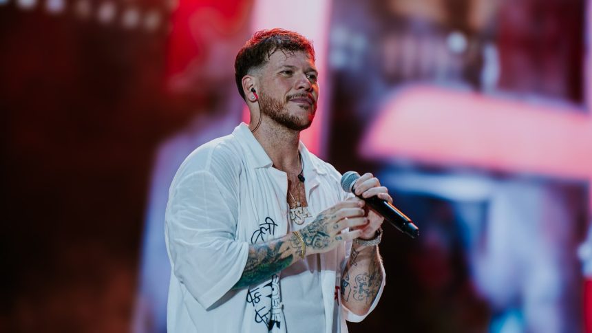 Ferrugem cantando em show em Manaus