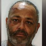Foto de homem envolvido em crimes, com marcas no rosto.
