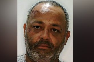 Foto de homem envolvido em crimes, com marcas no rosto.