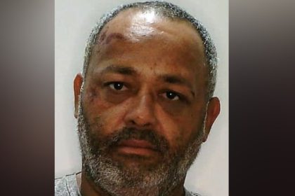 Foto de homem envolvido em crimes, com marcas no rosto.