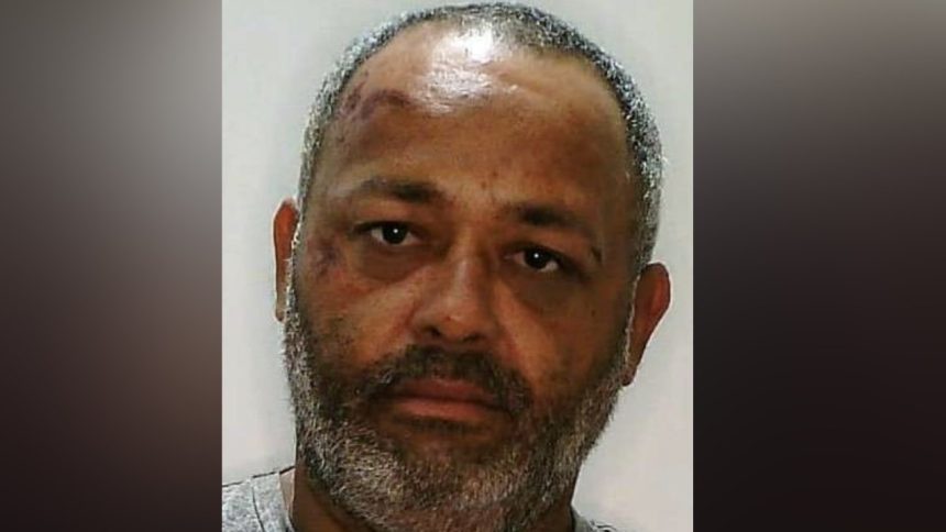 Foto de homem envolvido em crimes, com marcas no rosto.