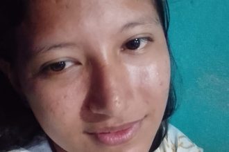 Foto de rosto de jovem mulher, olhos castanhos, em ambiente interno, possivelmente Manaus.