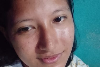 Foto de rosto de jovem mulher, olhos castanhos, em ambiente interno, possivelmente Manaus.