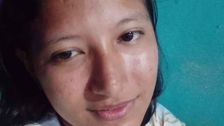 Foto de rosto de jovem mulher, olhos castanhos, em ambiente interno, possivelmente Manaus.