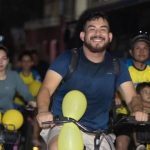 Grupo de ciclistas em evento do Pedala Livre em Manaus, com balões amarelos.