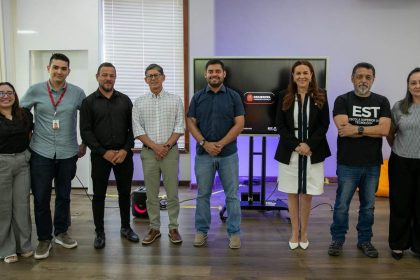 Grupo de pessoas em evento de cibersegurança da UEA e Motorola, com logo da Demerzel.