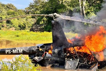 Helicóptero em chamas após ação policial em Juruá