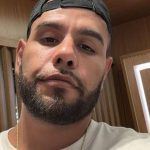 Homem com boné e barba, possível suspeito de agressão em Manaus.