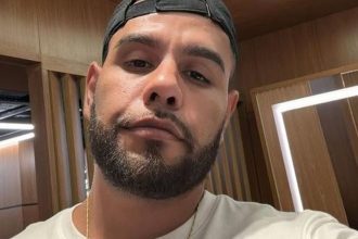 Homem com boné e barba, possível suspeito de agressão em Manaus.